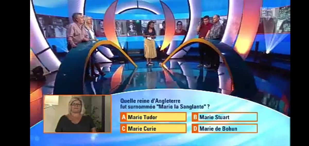 DanRomandini's tweet photo. La reine Marie Curie. 🙄 #demeurés (binôme de droite).
#CestMaQuestion https://t.co/5nQQ0Owipx