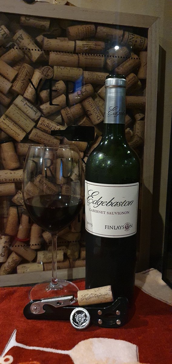 Jakkalsmtb's tweet photo. What a beautiful Monday evening spoil. Still @The_Edgewines "old" label. WOW, this 2015 Cabernet Sauvignon is aging to perfection. π€€ It's smoky with firm tobacco on the nose. Delivering a bone dry mouthfeel while the ripe black fruit is pushing back. π
#DavidFinlayson π πΏπ¦ https://t.co/ufKEfYNKVU