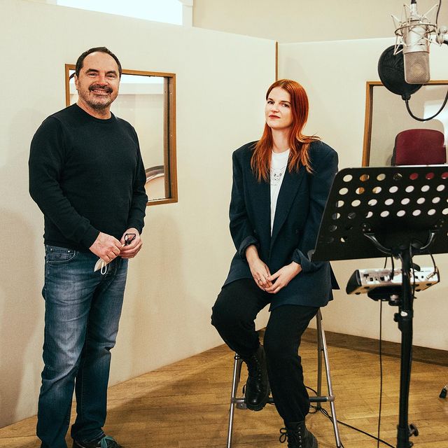 passodalcielo8's tweet photo. Una piacevolissima novità quella di @chiara_galiazzo, voce femminile della colonna sonora di #UnPassoDalCielo6 #IGuardiani insieme al maestro #AndreaGuerra! 🎶🍃
A giovedì 1 aprile su Rai1 con musiche della nuova stagione! 💚
📸 https://t.co/lLc952vFRd https://t.co/AW28vy7NlY