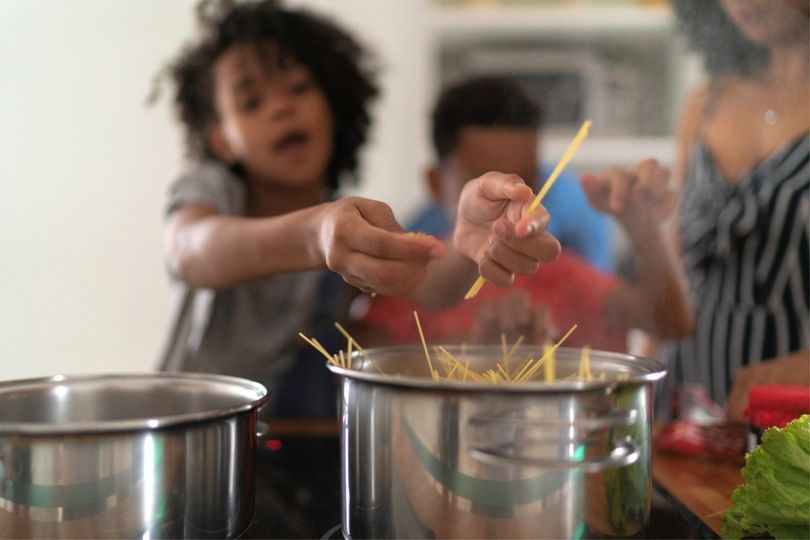 FitKidsofSWOK's tweet photo. Get kids cooking! Having kids help in the kitchen is a great activity for families. Try a new recipe or invent your own! More tips for families: https://t.co/cjGr38DRY1 https://t.co/aqGCpvJeaf