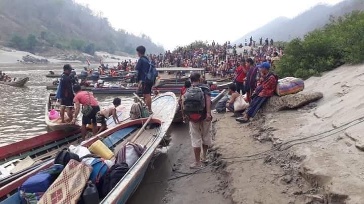 Rare43800904's tweet photo. The  Thai's army forcing Karen refugees back to Burma where attacks by Burmese military continues. Refugees from Karen State fled to Thailand after their villages were bombed and air striked by Burma's army. Thai authority must allow refugees and ensure their safety. https://t.co/oBAhU4Q45K