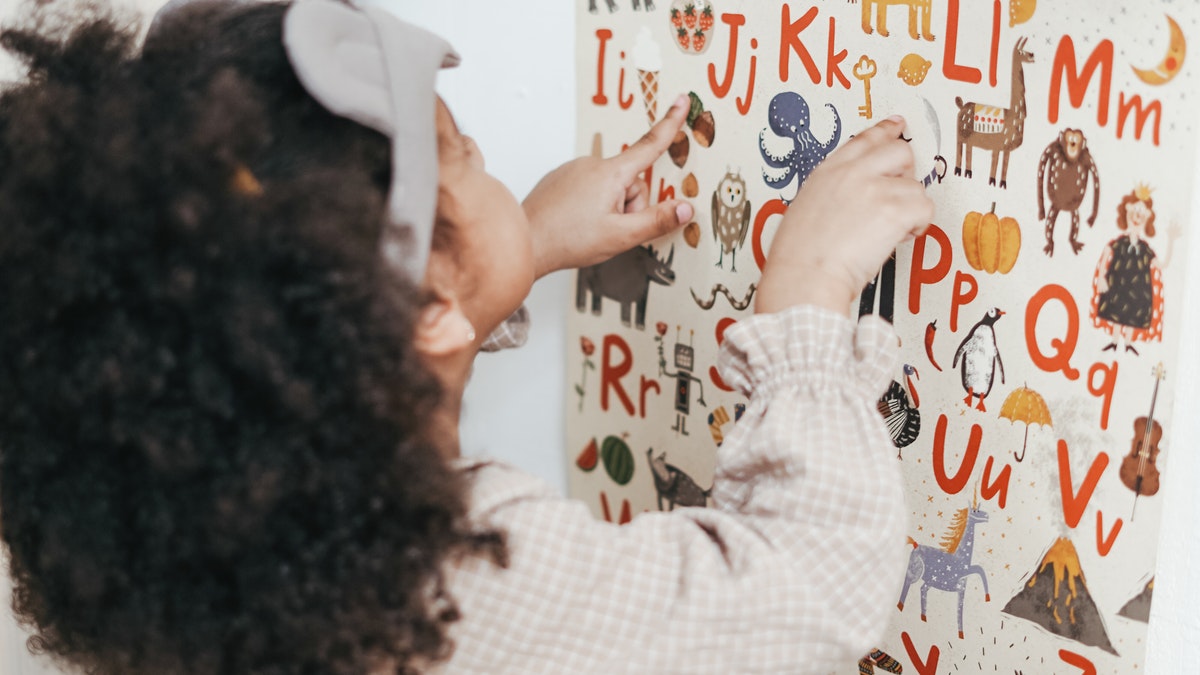 hwtears's tweet image. The best way to help children learn their ABCs is to have them experience books and language in a fun way. Here are some ways to incorporate alphabet knowledge in the classroom and at home: bddy.me/3m2uhhb @UnderstoodOrg #alphabetknowledge