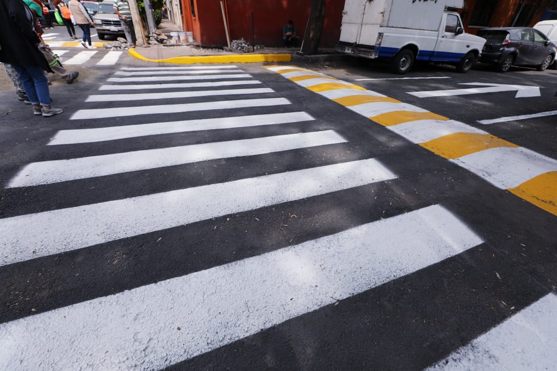vromog's tweet photo. La cercanía con las y los vecinos nos permite encontrar soluciones de manera más eficiente, en el #DiarioCONTIGO de hoy en #Tacuba, llevamos todos los servicios para brindar atención y mejorar la imagen urbana de esta bonita colonia

#MHelCorazónDeLaCapital https://t.co/D5IrJsPyCT
