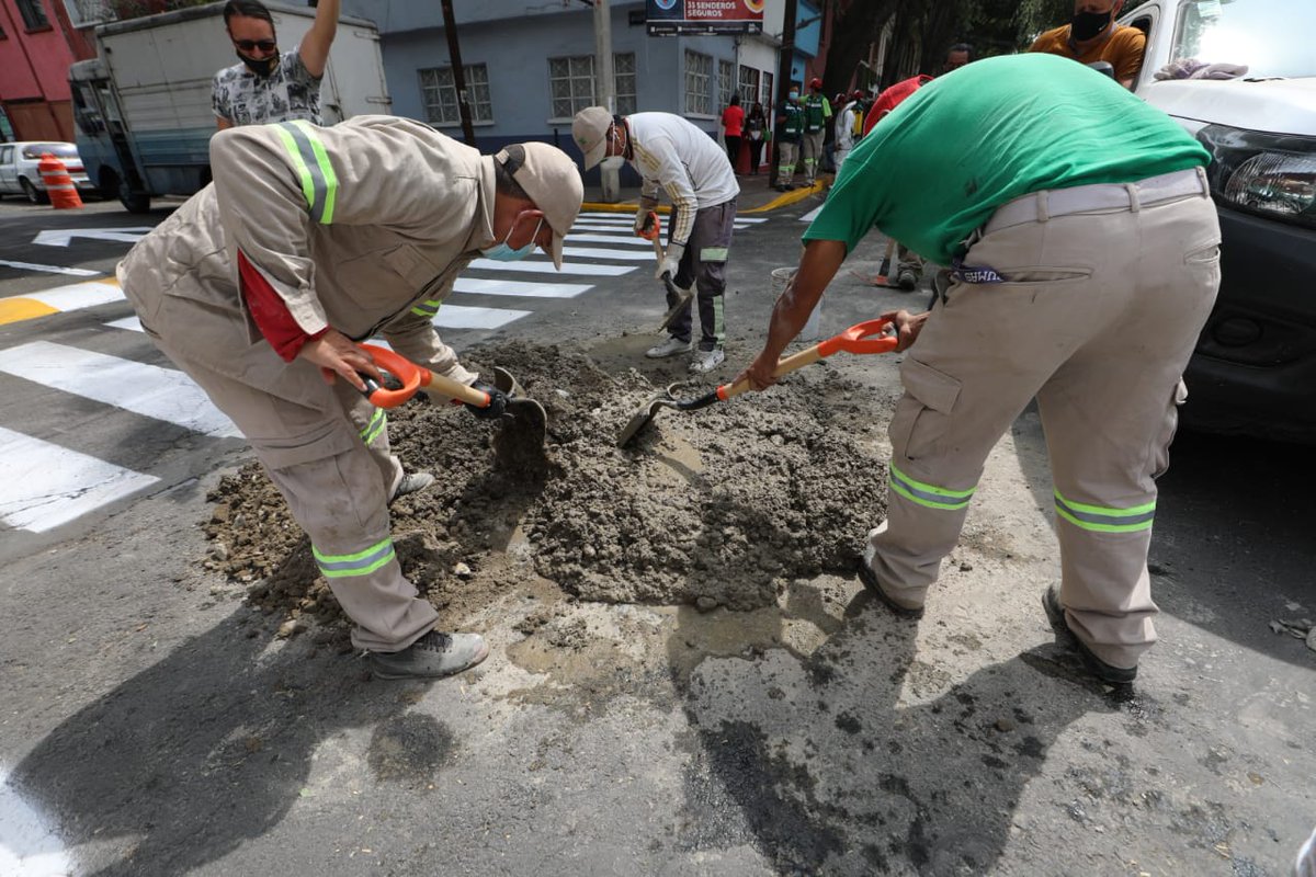 vromog's tweet photo. La cercanía con las y los vecinos nos permite encontrar soluciones de manera más eficiente, en el #DiarioCONTIGO de hoy en #Tacuba, llevamos todos los servicios para brindar atención y mejorar la imagen urbana de esta bonita colonia

#MHelCorazónDeLaCapital https://t.co/D5IrJsPyCT