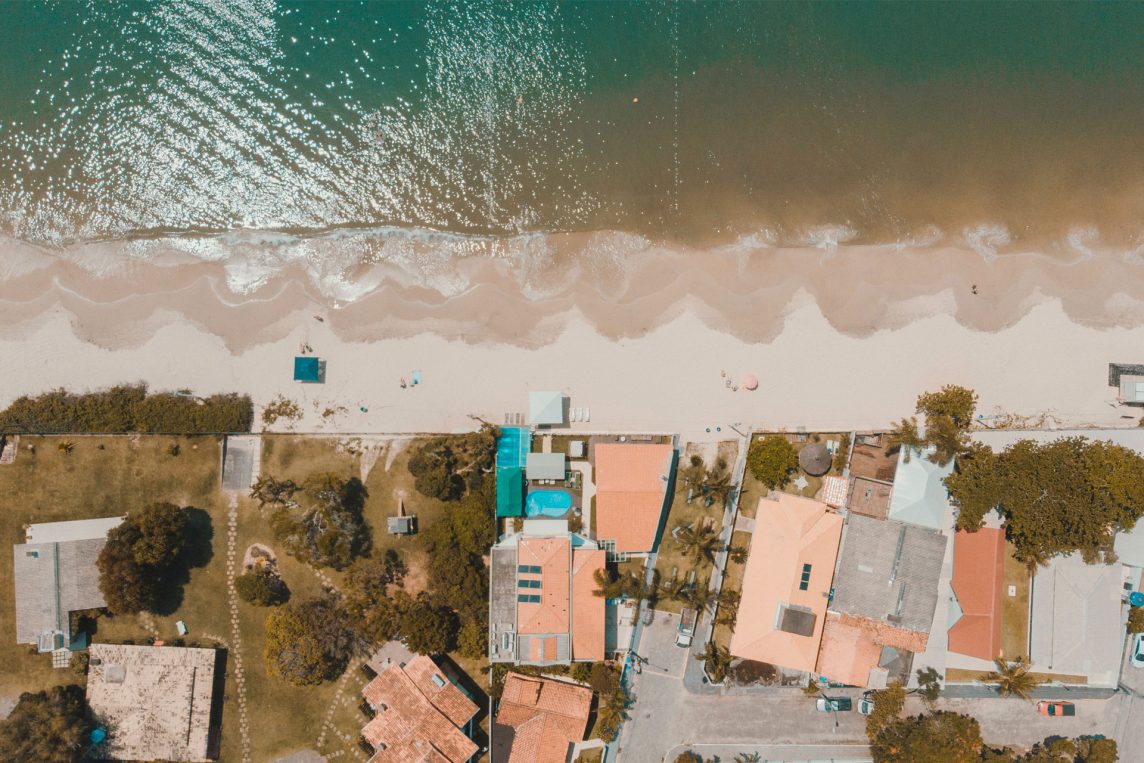 ZambonPericia's tweet photo. Um imóvel à beira mar é um sonho comum para muitas pessoas. No entanto, para não virar um pesadelo, é importante ficar atento a algumas peculiaridades relativas às questões ambientais e de demarcação das terras de marinha. Saiba mais no link: https://t.co/jl937n2pEg https://t.co/30BiBgvVtH