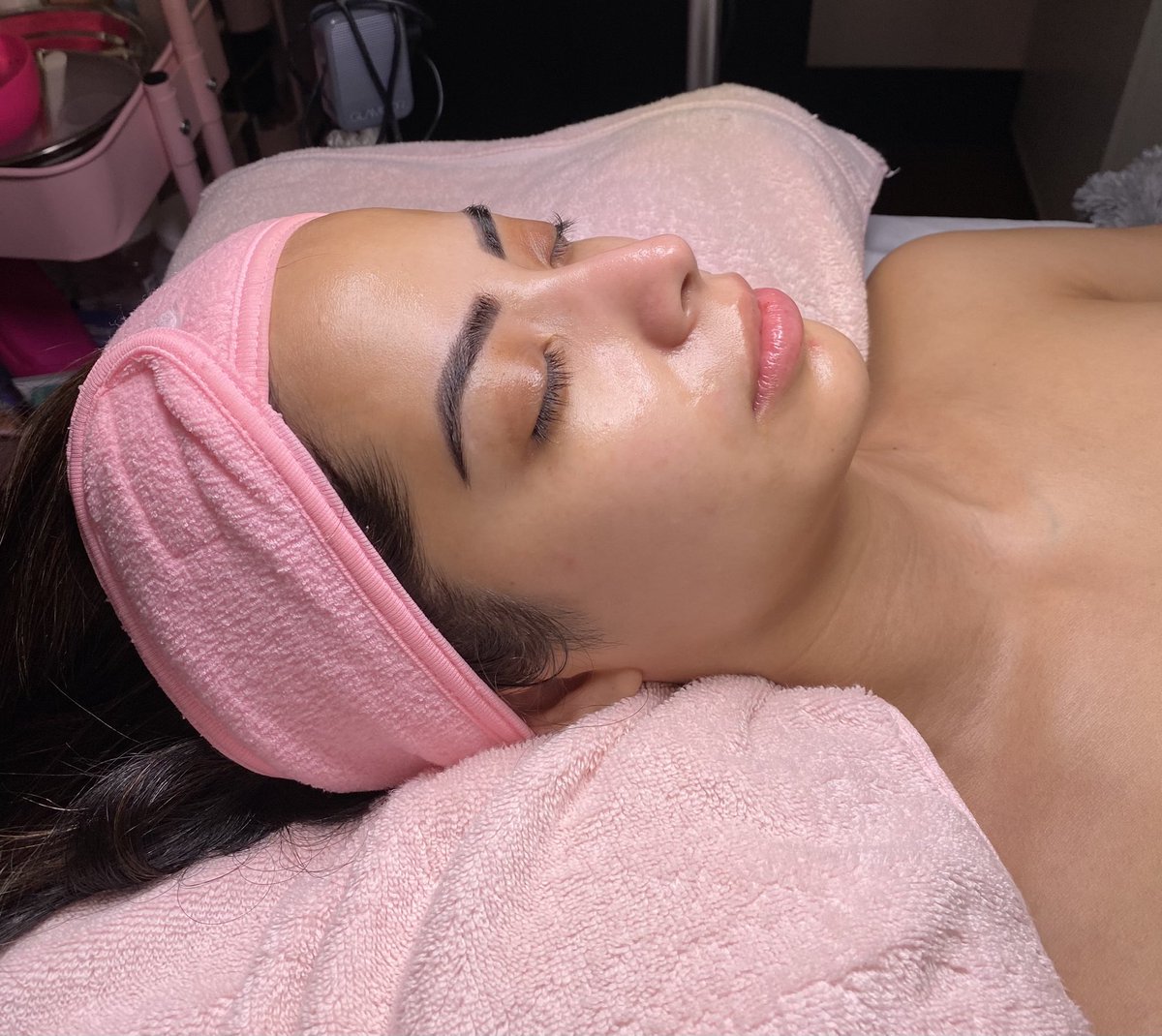 GaleazziKelly's tweet photo. The KG Glamour Signature Facial🎆🎉✨ I love what I do 🖤
.
.
#lovetheskinyourein #signaturefacial #facialglowing #facialglow #beforeandafter #facialist #facialista #fortworthblogger #fortworthstylist #fortworthsalon #skinface #skincareluxury https://t.co/x2Hfe6VIuy