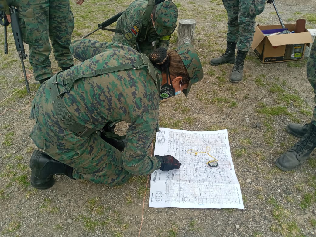 FuerzaAereaEc's tweet photo. Los alumnos militares del Décimo Séptimo Curso de Promoción de la Escuela de Perfeccionamiento de Aerotécnicos de la Fuerza Aérea #EPAE, realizaron el ejercicio en el terreno del módulo de operaciones militares, con el objetivo de evaluar las competencias adquiridas. https://t.co/gyzL5c4jMM
