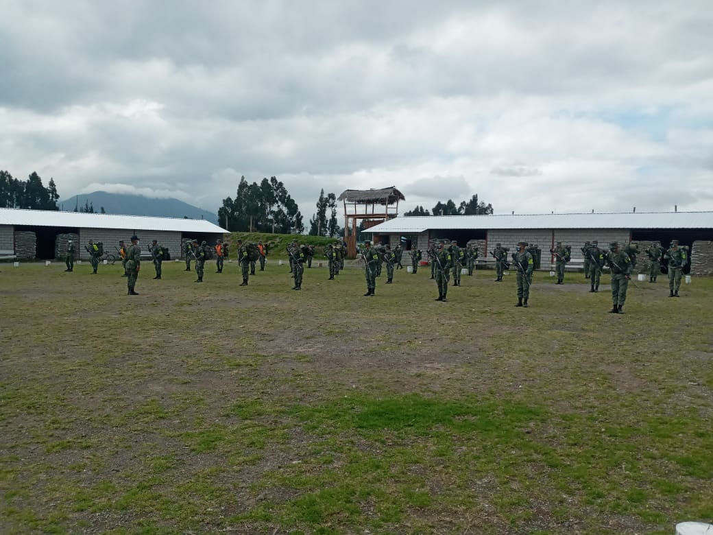 FuerzaAereaEc's tweet photo. Los alumnos militares del Décimo Séptimo Curso de Promoción de la Escuela de Perfeccionamiento de Aerotécnicos de la Fuerza Aérea #EPAE, realizaron el ejercicio en el terreno del módulo de operaciones militares, con el objetivo de evaluar las competencias adquiridas. https://t.co/gyzL5c4jMM