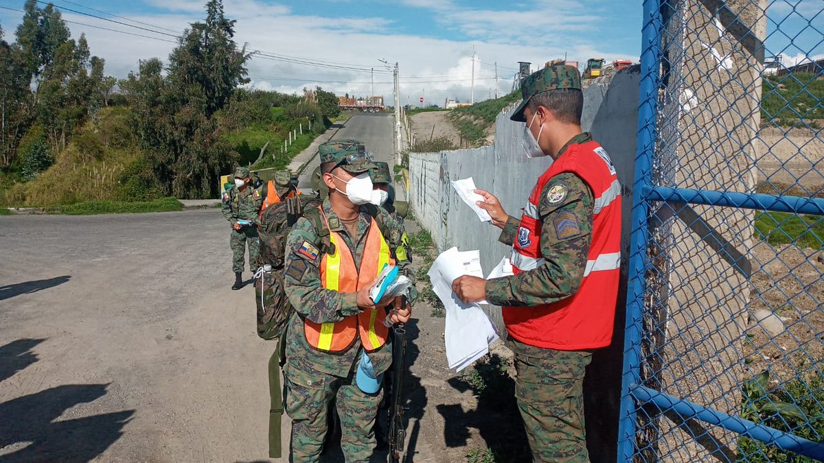 FuerzaAereaEc's tweet photo. Los alumnos militares del Décimo Séptimo Curso de Promoción de la Escuela de Perfeccionamiento de Aerotécnicos de la Fuerza Aérea #EPAE, realizaron el ejercicio en el terreno del módulo de operaciones militares, con el objetivo de evaluar las competencias adquiridas. https://t.co/gyzL5c4jMM