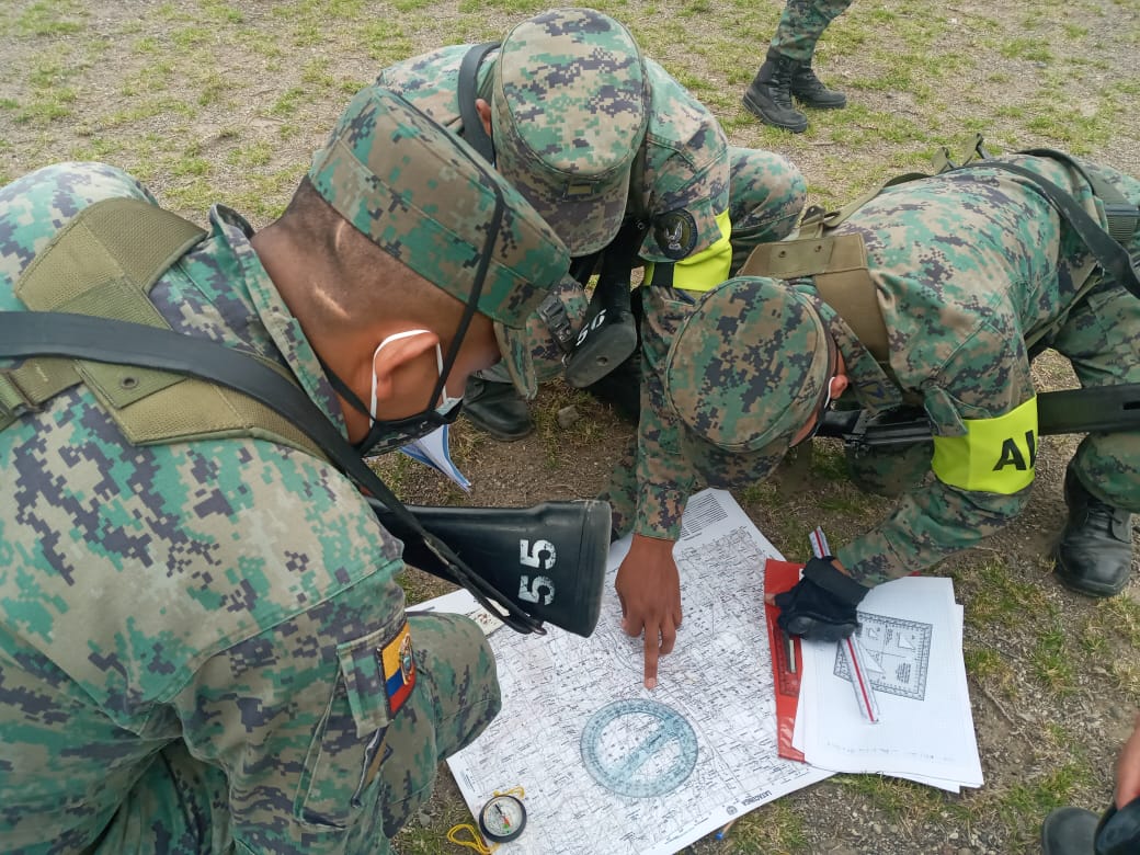 FuerzaAereaEc's tweet photo. Los alumnos militares del Décimo Séptimo Curso de Promoción de la Escuela de Perfeccionamiento de Aerotécnicos de la Fuerza Aérea #EPAE, realizaron el ejercicio en el terreno del módulo de operaciones militares, con el objetivo de evaluar las competencias adquiridas. https://t.co/gyzL5c4jMM