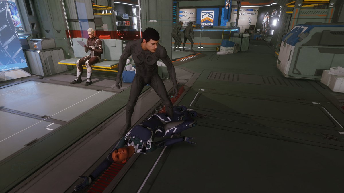 CMDRJSJasper's tweet photo. Not sure what happened here. Also, why is everyone sneaking? #EliteDangerous https://t.co/KmbhaDWoOy