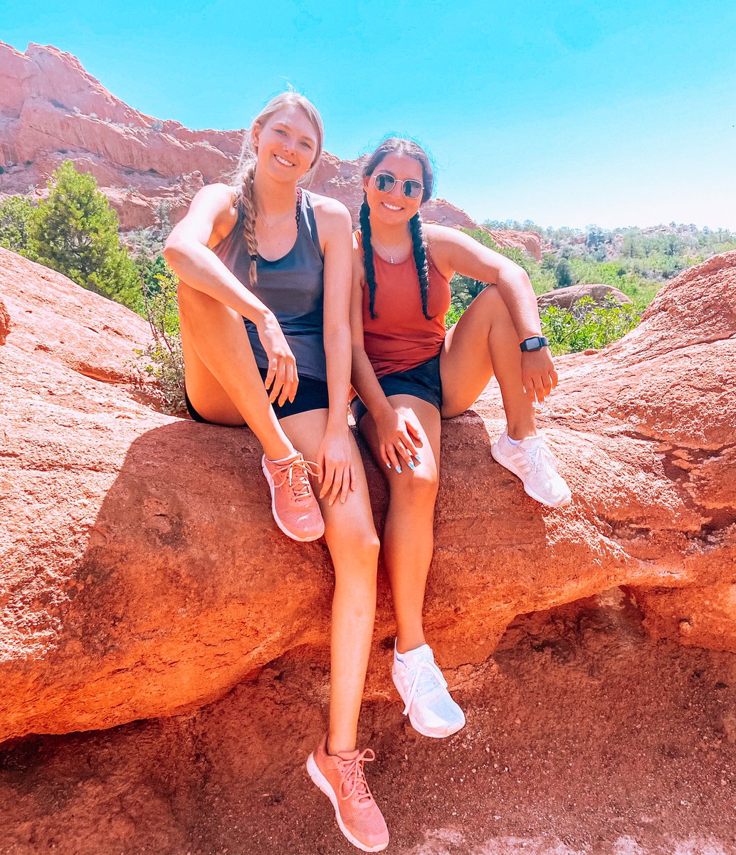 Our sisters hope you have an amazing Monday and week! ☀️💗