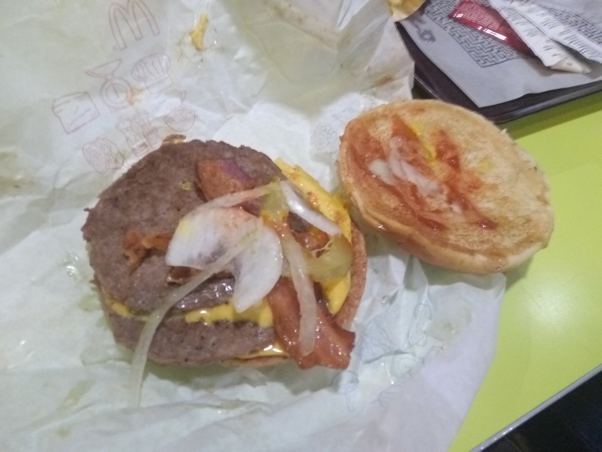 Jose72z's tweet photo. Que tristeza por lo que uno paga en @McDonaldsCol , específicamente en McDonalds Colina Campestre, uno espera algo decente por el costo, pero al verla tal vez es por el apuro, pero es como si le arrojaron los ingredientes donde cayeran y no como muestran en su publicidad https://t.co/NIXaw3BbXL