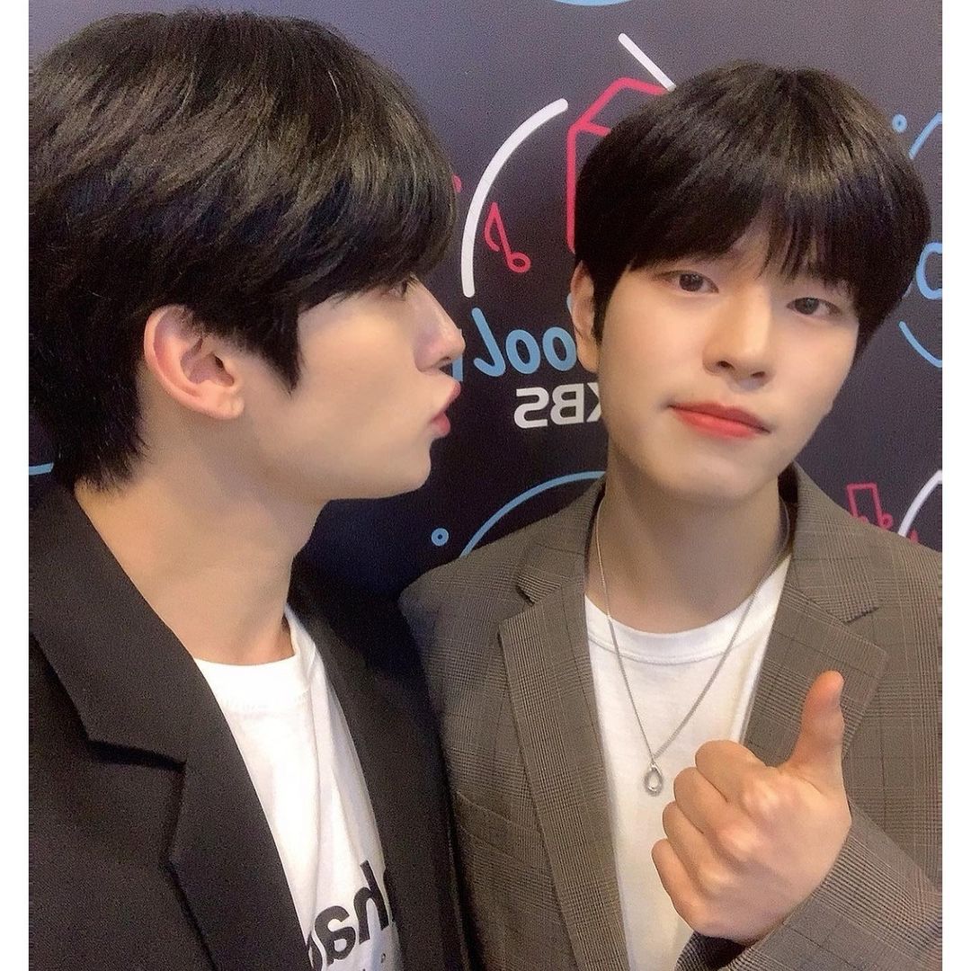 skzseungmin22's tweet photo. ahhh dekira shared the original photo of the photocards😭😭 https://t.co/kiDiHUEWC1