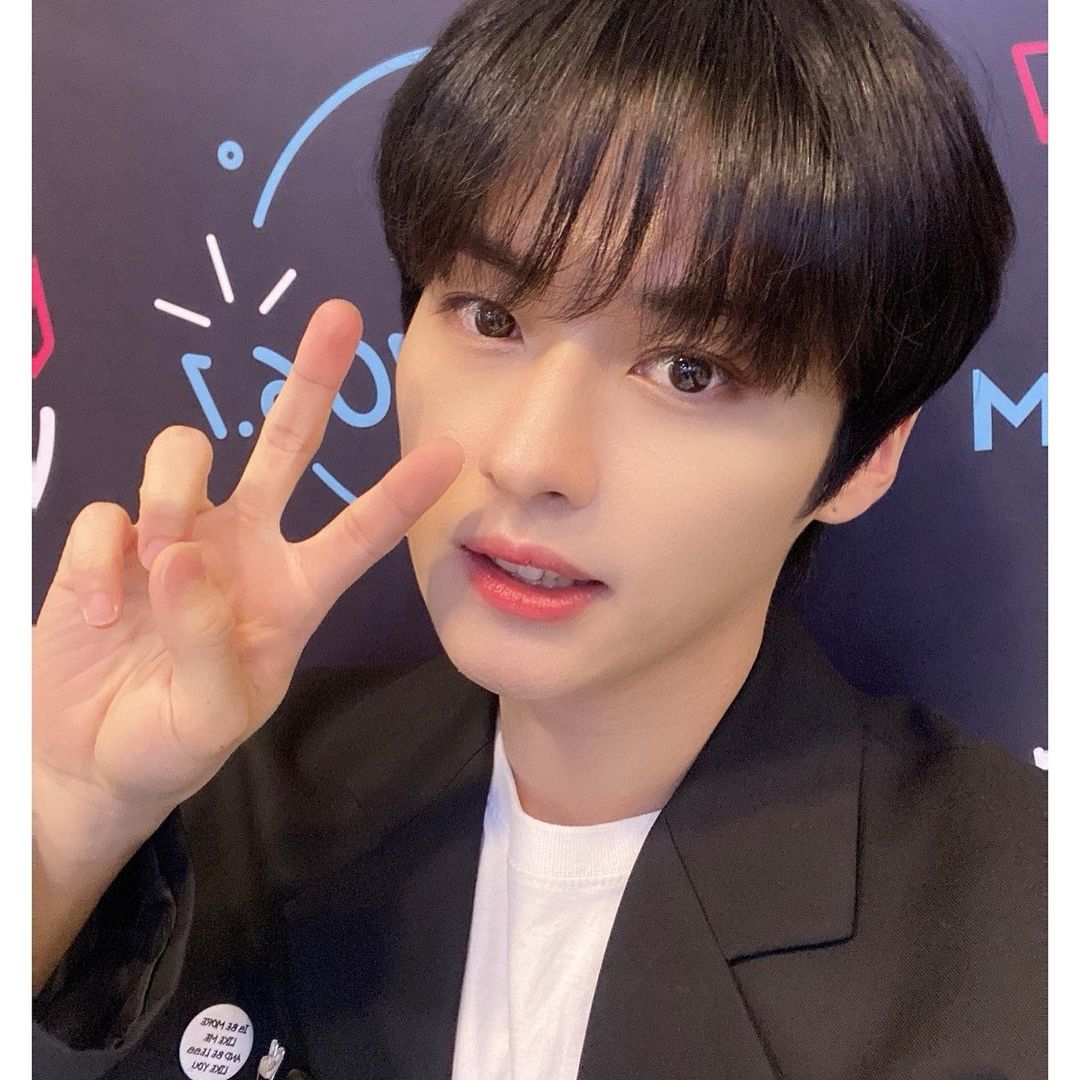 skzseungmin22's tweet photo. ahhh dekira shared the original photo of the photocards😭😭 https://t.co/kiDiHUEWC1