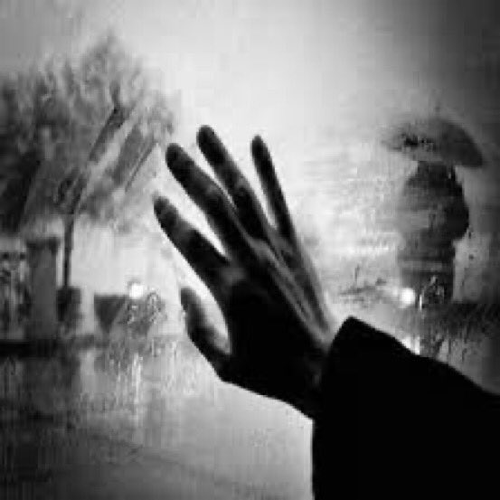 🕊...🤍...🕊..

لكثـرة ..
تلويحنا للراحليـن
..
نسينا ..... أيدينا 
فــي المحطات 🖤...🧡