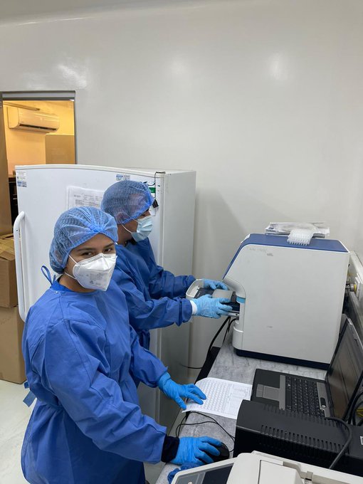 INSPI_ECUADOR's tweet photo. .@AlbertoOrlandoN, Director Ejecutivo de @INSPI_ECUADOR apoya al personal técnico del CRN de Influenza y otros Virus Respiratorios, quienes trabajan de forma activa en el procesamiento de muestras de #COVID19. https://t.co/emimn0q1gA