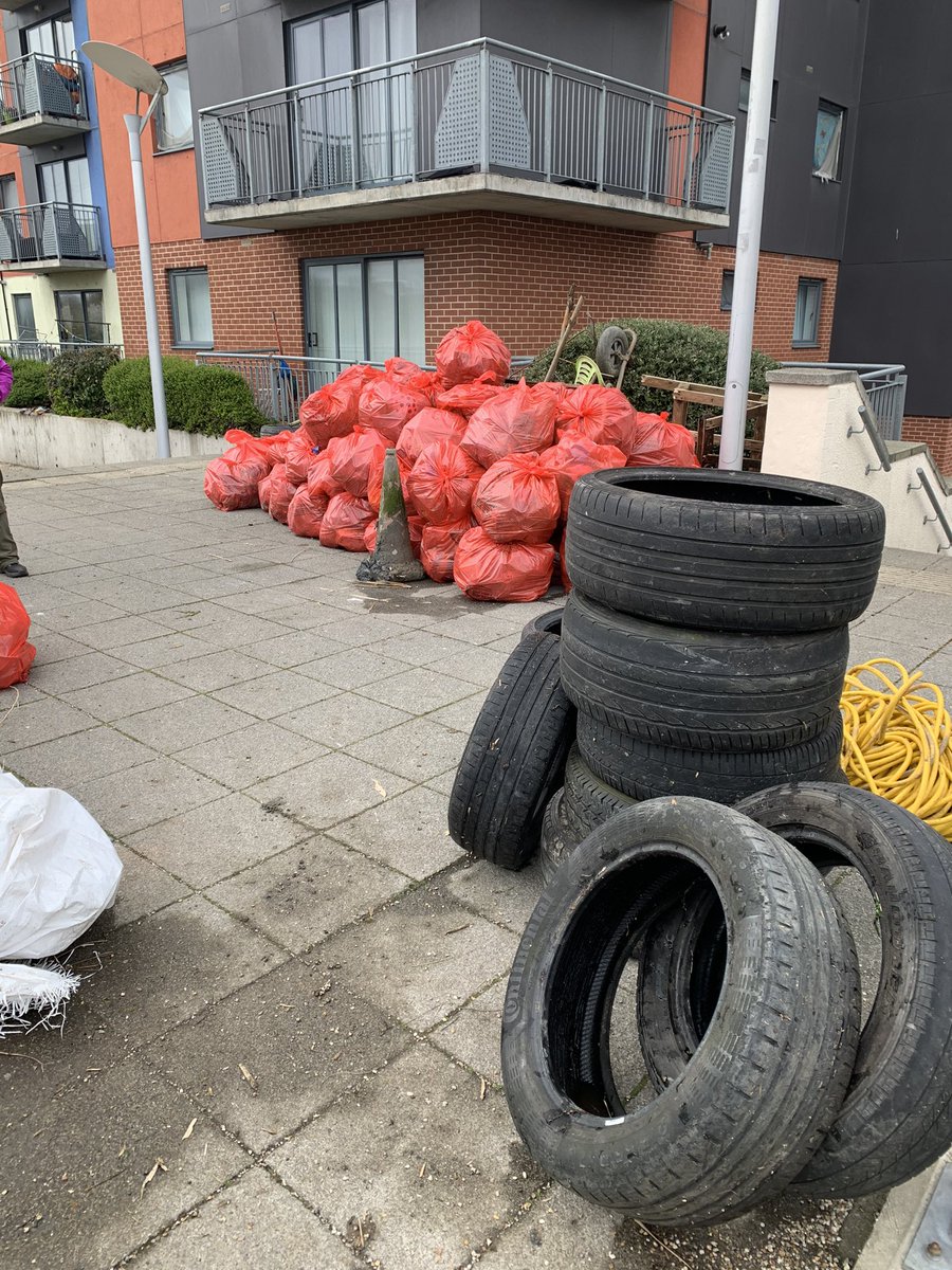 Jonathan_Hanns's tweet photo. I’ve spent the last 2 Saturdays clearing rubbish from the banks of the Roding (at Barking and Ilford) and from the Aldersbrook in front of the Tunnel Academy with the @riverroding trust and a bunch of amazing people. Great for the soul, bad for the back! https://t.co/kwRtZGDoXp