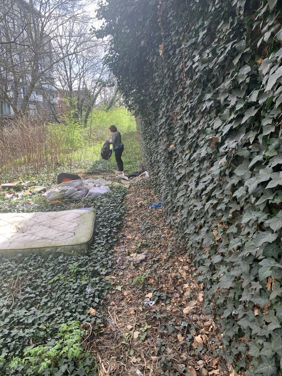 Jonathan_Hanns's tweet photo. I’ve spent the last 2 Saturdays clearing rubbish from the banks of the Roding (at Barking and Ilford) and from the Aldersbrook in front of the Tunnel Academy with the @riverroding trust and a bunch of amazing people. Great for the soul, bad for the back! https://t.co/kwRtZGDoXp