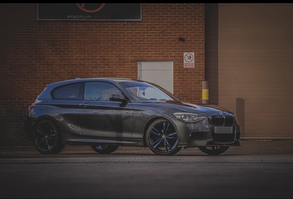 AlloyRefurb's tweet photo. Last weeks car of the week. 
⚫️🔵⚪️ 
BMW 1 series with freshly refurbished 19s in metallic gloss blue.

#bmw1series #bmwalloys #metallic #glossbluewheels https://t.co/g5vut0H0b0