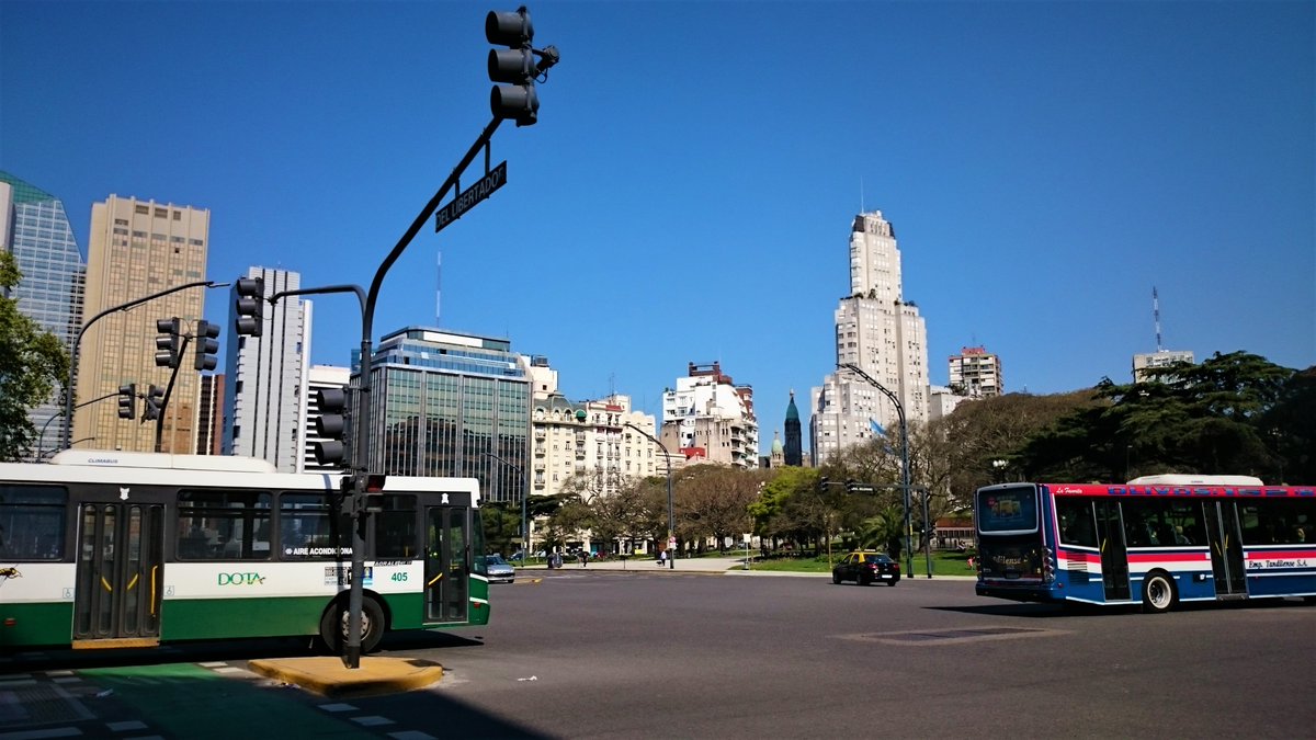 canaltranscom's tweet photo. Colectivos, Plaza San Martín y el estilo #artdeco del #EdificioKavanagh tapando la #BasílicaSantísimoSacramento para que Doña Anchorena no la vea desde su casa (actual Palacio San Martín)😅La venganza de Corina
#Fotografía #BuenosAires 2017 #Argentina #ECDQEMSD #Podcast Ep 4966 https://t.co/PDHfTSzEuI