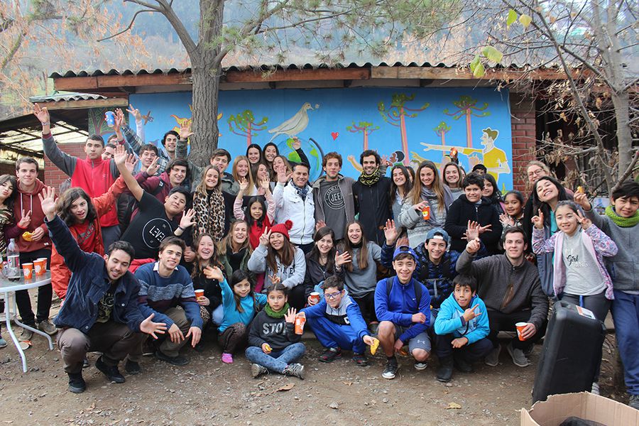 latercera's tweet photo. Fundación ofrece programas educativos gratuitos a más de 700 niños y jóvenes https://t.co/ecKncbKZYd https://t.co/0YIlQpeHnd