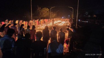TostevinM's tweet photo. It is not only every day that protesters in Myanmar have taken to the streets to oppose the coup, but every night as well. Here are latest pictures from night protests in parts of the country. #WhatsHappeningInMyanmar https://t.co/NiAgUMLxym