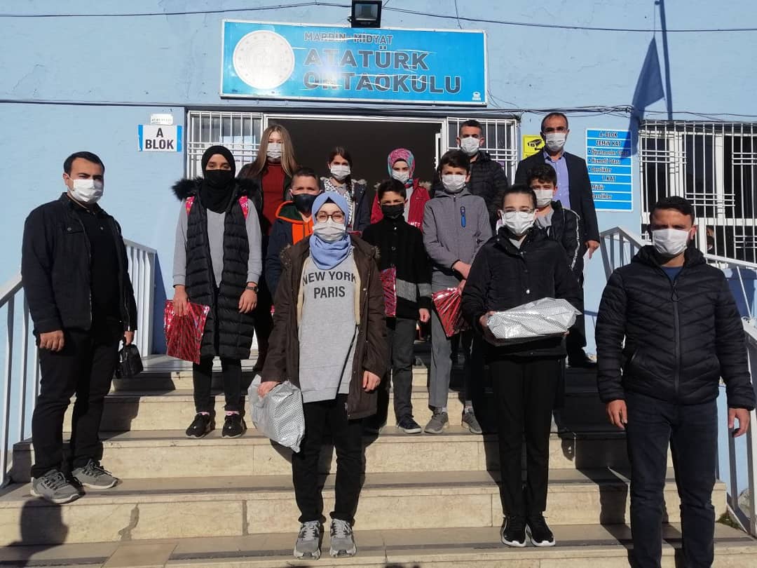 MidyatAtaturk's tweet photo. Başarıyı Arttırma Projesi kapsamında yapılan Deneme Sınavında başarılı olan 5,6,7 ve 8.Sınıf öğrencilerimize hediyelerini verdik. Sınava katılan öğrencilerimizi tebrik eder, başarılar dileriz 👏 #Midyat #LGS2021 #eğitim2023 #DenemeSınavı #PYBS #BaşarıyıArttırmaProjesi #LGS https://t.co/nIYa8CJyVq