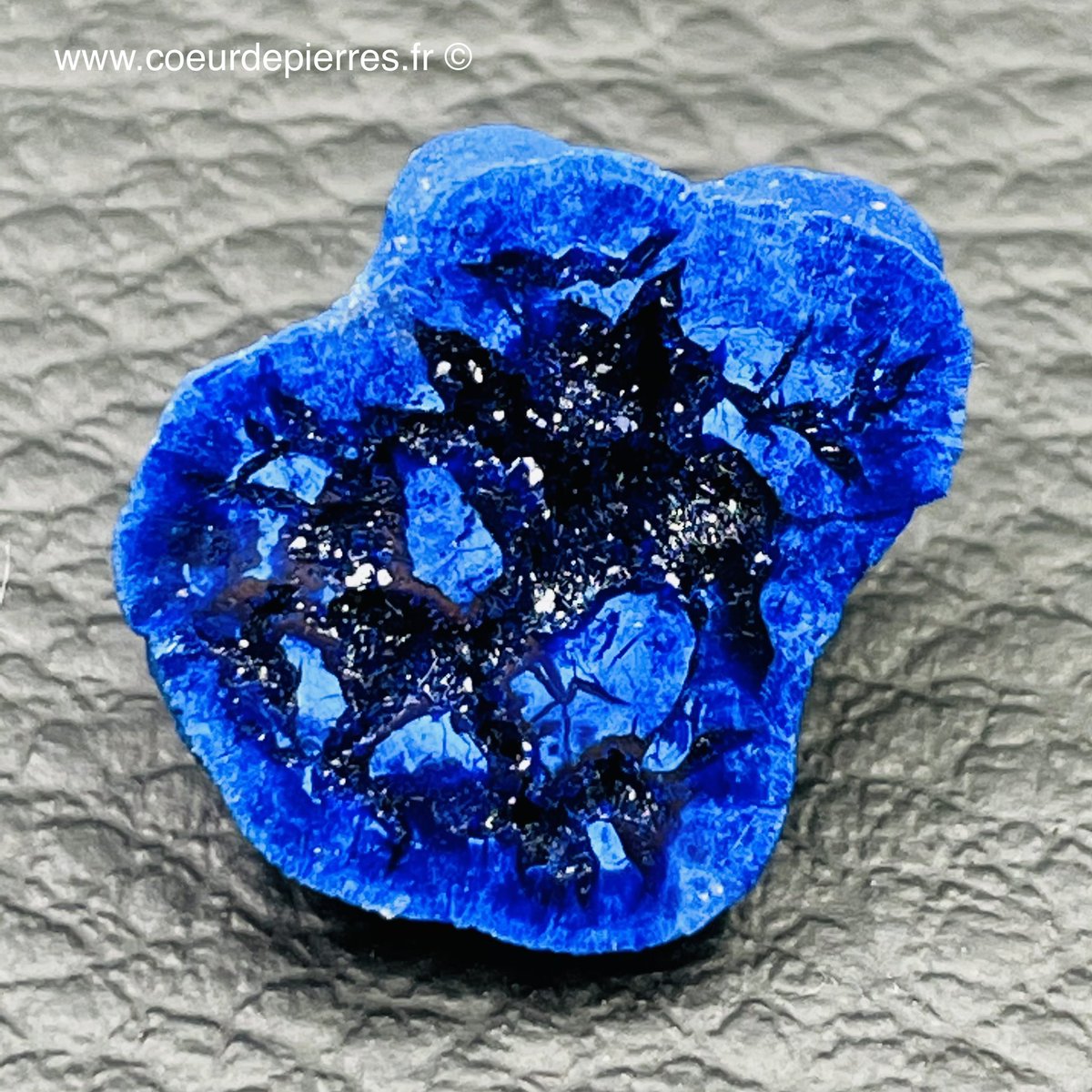 CoeurPierres's tweet photo. Azurite de Russie 🇷🇺 disponible sur https://t.co/jCzV6mtBVv 👈 #azurite #bleue #mineraux #collection #geologie #lithotherapie #cristaux #russie https://t.co/B0MnrVTipT