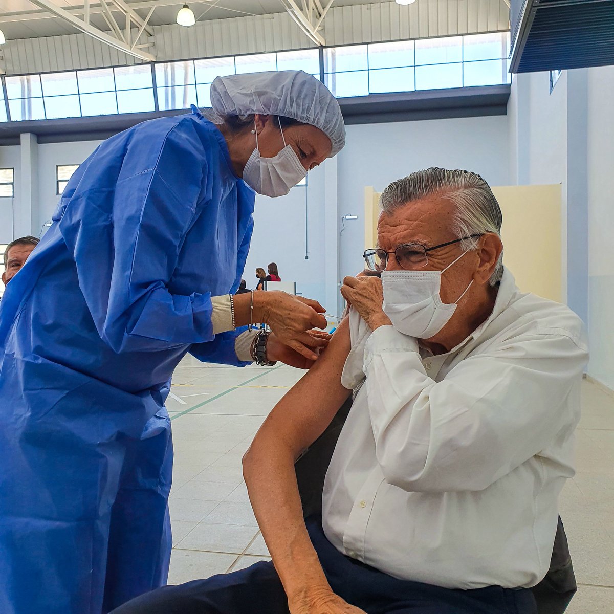 joseluisgioja's tweet photo. ¡Muchas gracias Alberto y a todo el equipo del Gobierno Nacional por el arduo trabajo que están haciendo para lograr que los argentinos y argentinas podamos vacunarnos! 

Un caluroso aplauso al personal de salud por ponerle el pecho a esta pandemia.

¡SIGAMOS JUNTOS! https://t.co/Sx3bRjGBzX