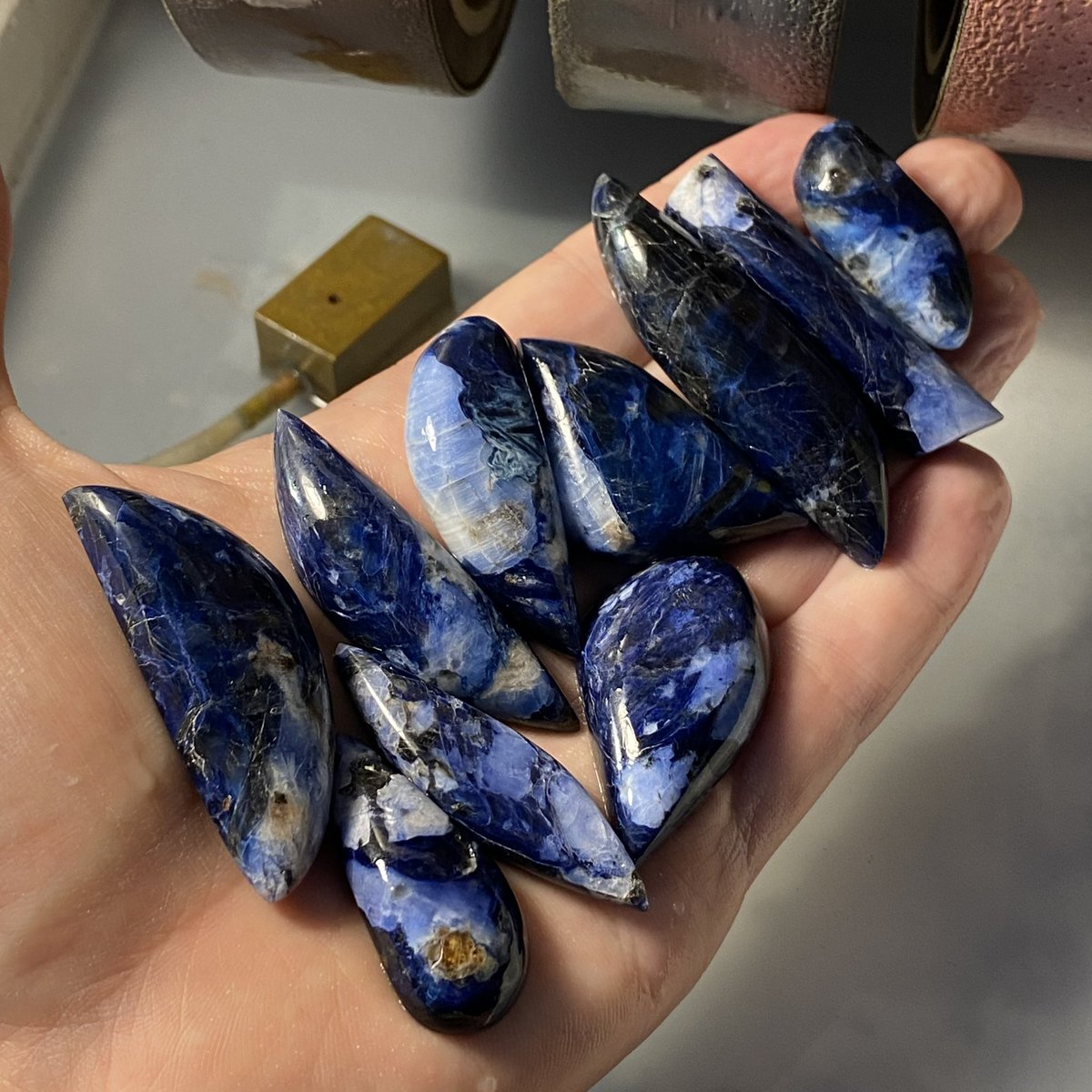 CoeurPierres's tweet photo. Fabrication de pendentifs en Dumortierite de Madagascar en direct depuis l atelier 💙
Pendentif disponible sur https://t.co/jCzV6mtBVv 👈#lapidaire #dumortierite #bijoux #pendentif #creation #unique #minerals #mineraux #geologie https://t.co/eergnTvY7h