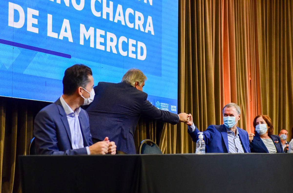 MartinLlaryora's tweet photo. MÁS OBRAS DE INFRAESTRUCTURA 
Hoy junto al gobernador @JSchiaretti firmamos un convenio para llevar a cabo la pavimentación de 10.5 km del tramo de Bajada de Piedras y Chacra de la Merced, que mejorará la calidad de vida de más de 1600 familias del sector. https://t.co/DeBcKl7pVK