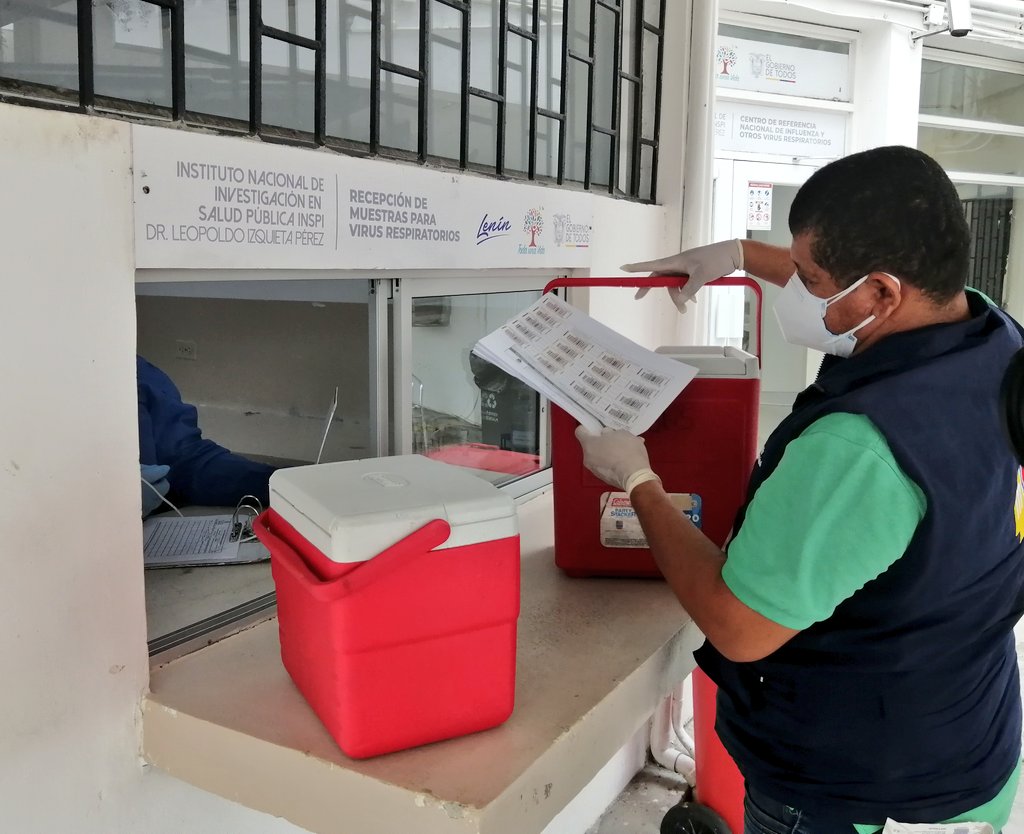 INSPI_ECUADOR's tweet photo. Personal del área de recepción de muestras de @INSPI_ECUADOR recibe muestras de #COVID19 provenientes de los diferentes hospitales y centros de salud, cumpliendo con las normas de bioseguridad establecidas. https://t.co/HqK21e1kac