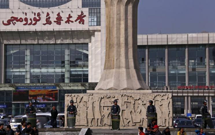 KenRoth's tweet photo. The week's trending rights tweets: the Myanmar junta's intensifying brutality, Azerbaijan forces tortured Armenian prisoners, Ethiopia's government is pressed to allow humanitarian aid into Tigray, China denies its undeniable abuse of Muslims in Xinjiang. https://t.co/BwZQaaOTKO https://t.co/xObLCk7sag