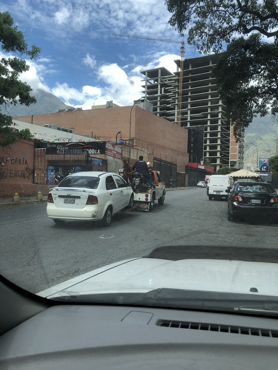angelina29's tweet photo. @soymacaracuay en la california norte remolcando vehículo estacionado cerca  del Ctro Puertas del Este https://t.co/kXkwb8vuaZ