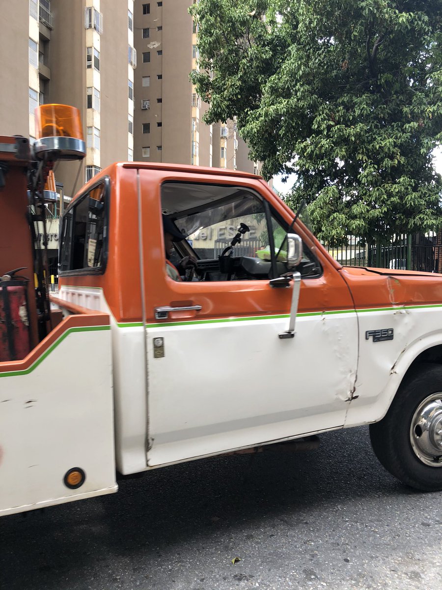 angelina29's tweet photo. @soymacaracuay en la california norte remolcando vehículo estacionado cerca  del Ctro Puertas del Este https://t.co/kXkwb8vuaZ