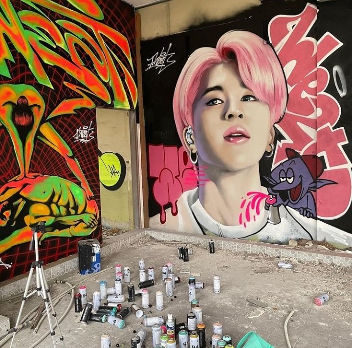 BTSquadPress's tweet photo. [INFO]📰

Wezt One artista y campeón asiático de Grafiti en 2019, pintó con aerosol murales inspirados en Jimin y JungkooK, ambos ubicados en diferentes lugares de Seúl. El artista anteriormente había hecho un grafiti de Taehyung.

©PJM_France | @BTS_twt #BTS https://t.co/cIAuoq4FJX