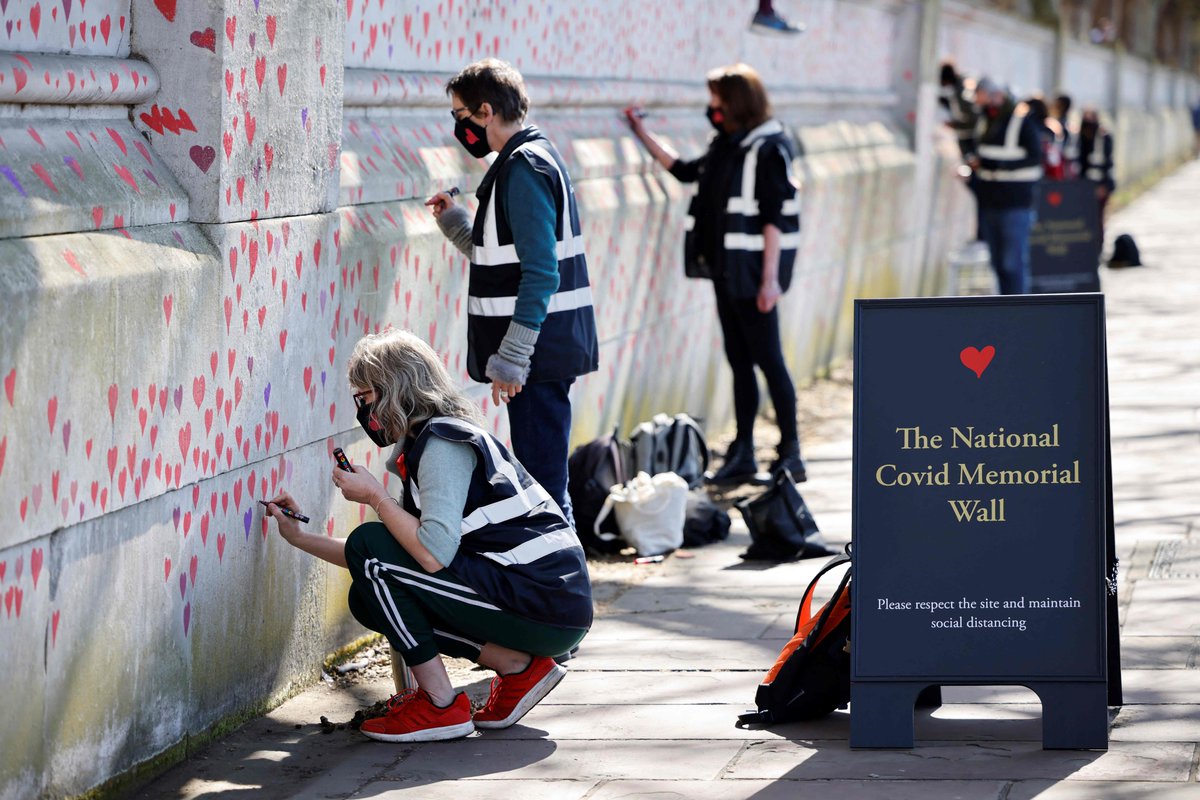 La Jornada on Twitter: "#DíaEnImágenes | Diversas personas dibujaron a mano  casi 150 mil corazones en la pared del terraplén ubicado al sur del río  Támesis, en #Londres, en memoria de aquellos