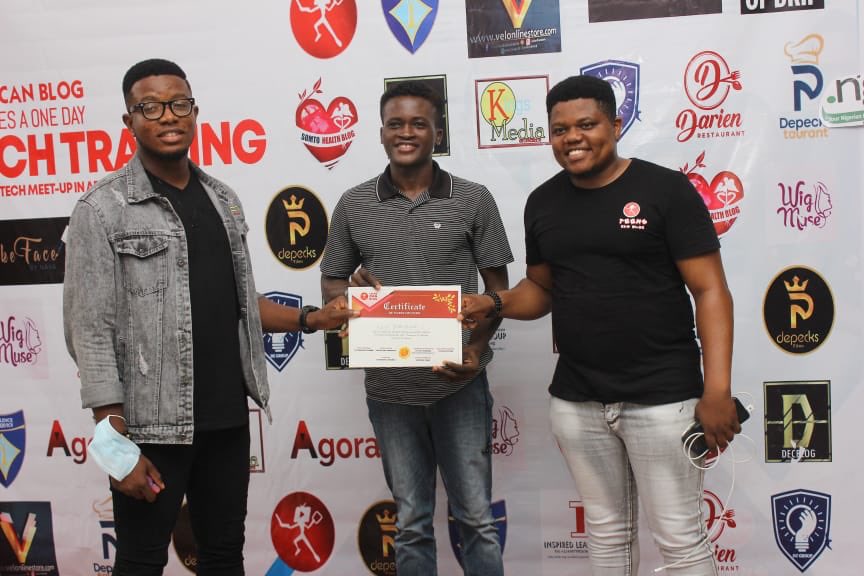 teenscanblog's tweet photo. Meet our certified trainees in our just concluded Tech Training in Abia state university. 

 #TCBTechMeetUp #abiastateuniversity #teencanblog #technology 

Official Sponsors: 
@niraworks @theagoratvnews  @depecksfilms @darienrestaurant @republicofdrip  @cakefacebynaya @dec_blog https://t.co/5HKTz96Miy