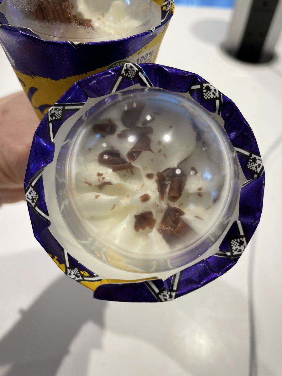 bradybunchx4's tweet photo. Ahhhhh it’s not a Flake, it’s a NO Flake!!! 😦 Suns out and ready for an ice cream but but but... Have Cadbury’s got a container on the Ever Given or something?? @CadburyUK what’s going on 😆 https://t.co/v7y0IKDCaJ