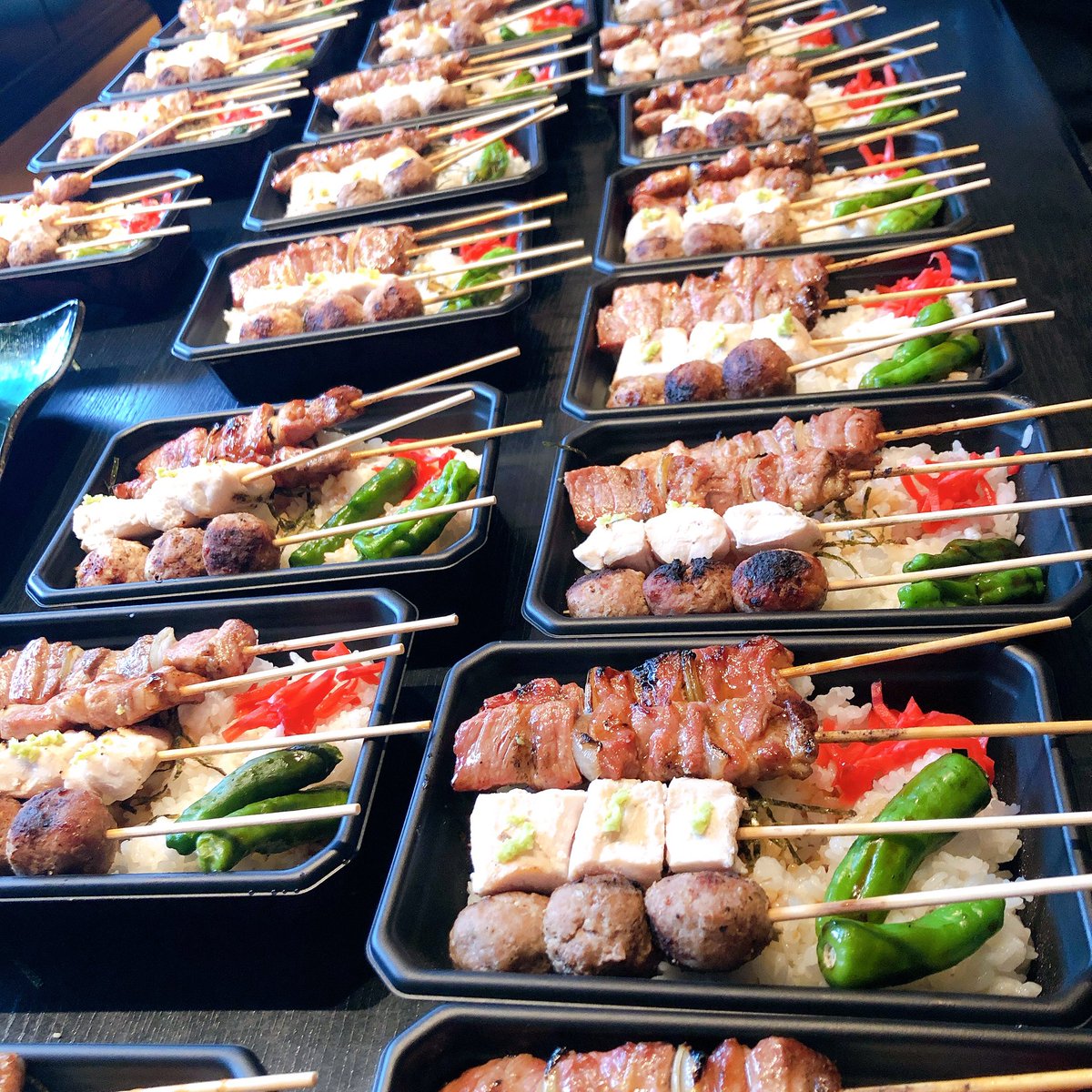 yakitoriman8's tweet photo. 大量のやきとり弁当
ご注文有難う御座いました！🍱

お店で食べてもらうのとは
違いますが、出来るだけ温かく
お肉は柔らかく食べて頂けるように
作らせて頂きました😊

#居酒屋 #焼き鳥 #接客 #居酒屋好き
#笑顔 #やきとり弁当 #弁当 #テイクアウト https://t.co/vE735lnQmt