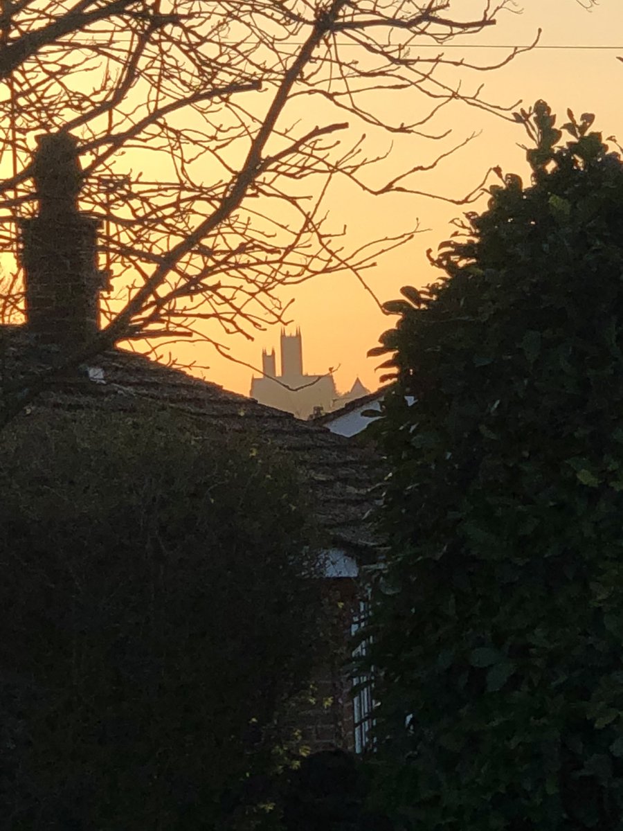 Jpsewell's tweet photo. Just caught that view from the garden 🙌🏽😍☀️@LincsCathedral https://t.co/36qAkjXOOV