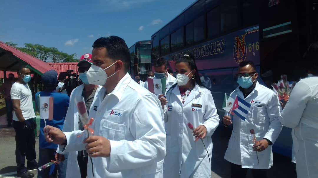 CubaFuenteRR's tweet photo. 🔴🔴🔴De #UltimoMinuto supimos la llegada al país del tercer grupo médico que en enfrentó la #COVID19 en #Mexico....Detalles en breve por @radiorebeldecu 
👉#CubaSalvaVidas #Solidaridad 
#Cuba https://t.co/UhR6aZ4QJY