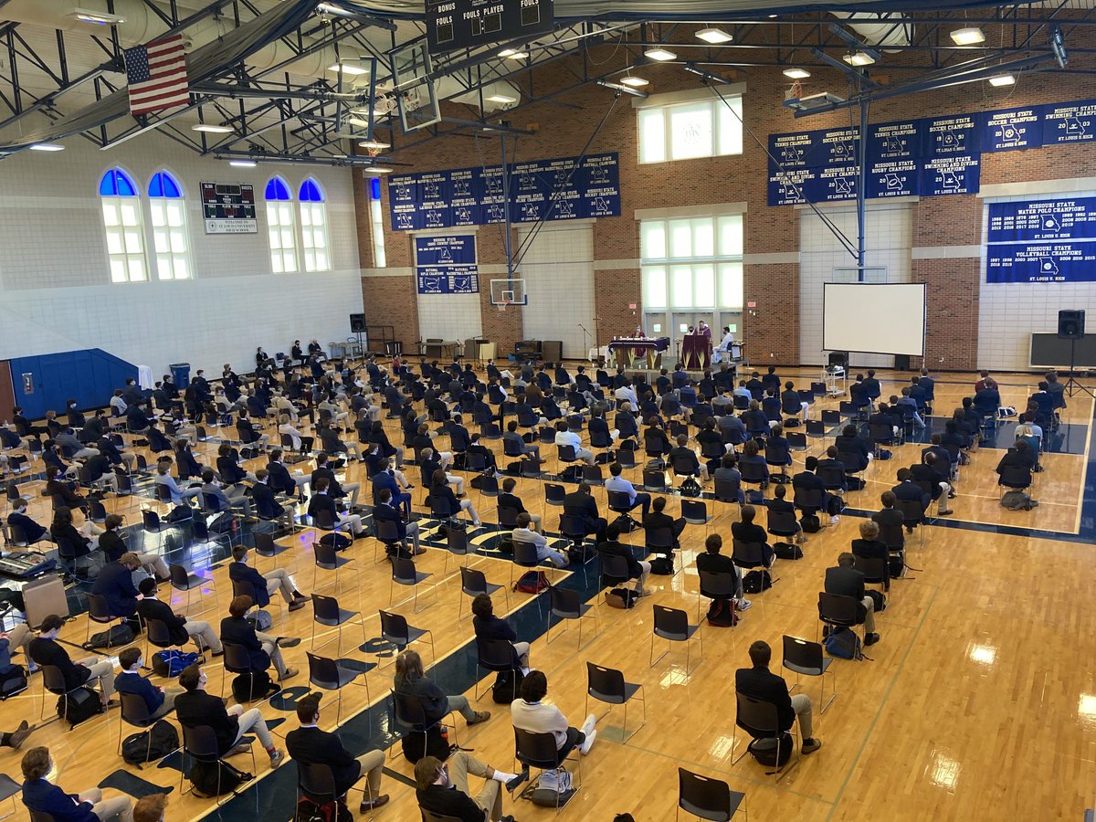 sluhjrbills's tweet photo. Today we celebrated Holy Week Mass in the Danis Field House at two different times to accommodate the entire student body. @SLUHMinistry #AMDG https://t.co/V3pgod3rzk