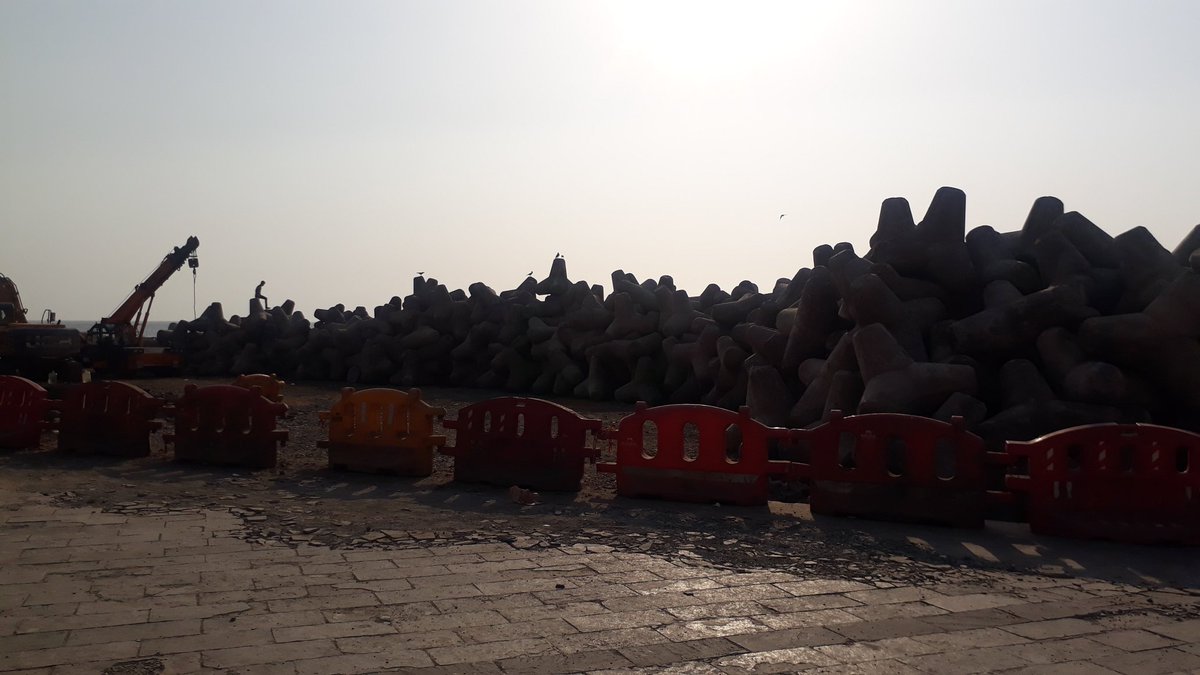 ThakkarKalpana's tweet photo. #OnceUponATimeInMumbai
There exists⁉️⁉️🤔😥😔
#BeautifulSeaShore
#MumbaisCoastalBeauty
#BandraPromenade
#HugeTetrapods
I'm clueless 🤔 Is it to save fr high tide or this sight also going to vanish lik #BarricadedCarterRoadPromenade for #CoastalRoadProject https://t.co/JIX7cLhbIu