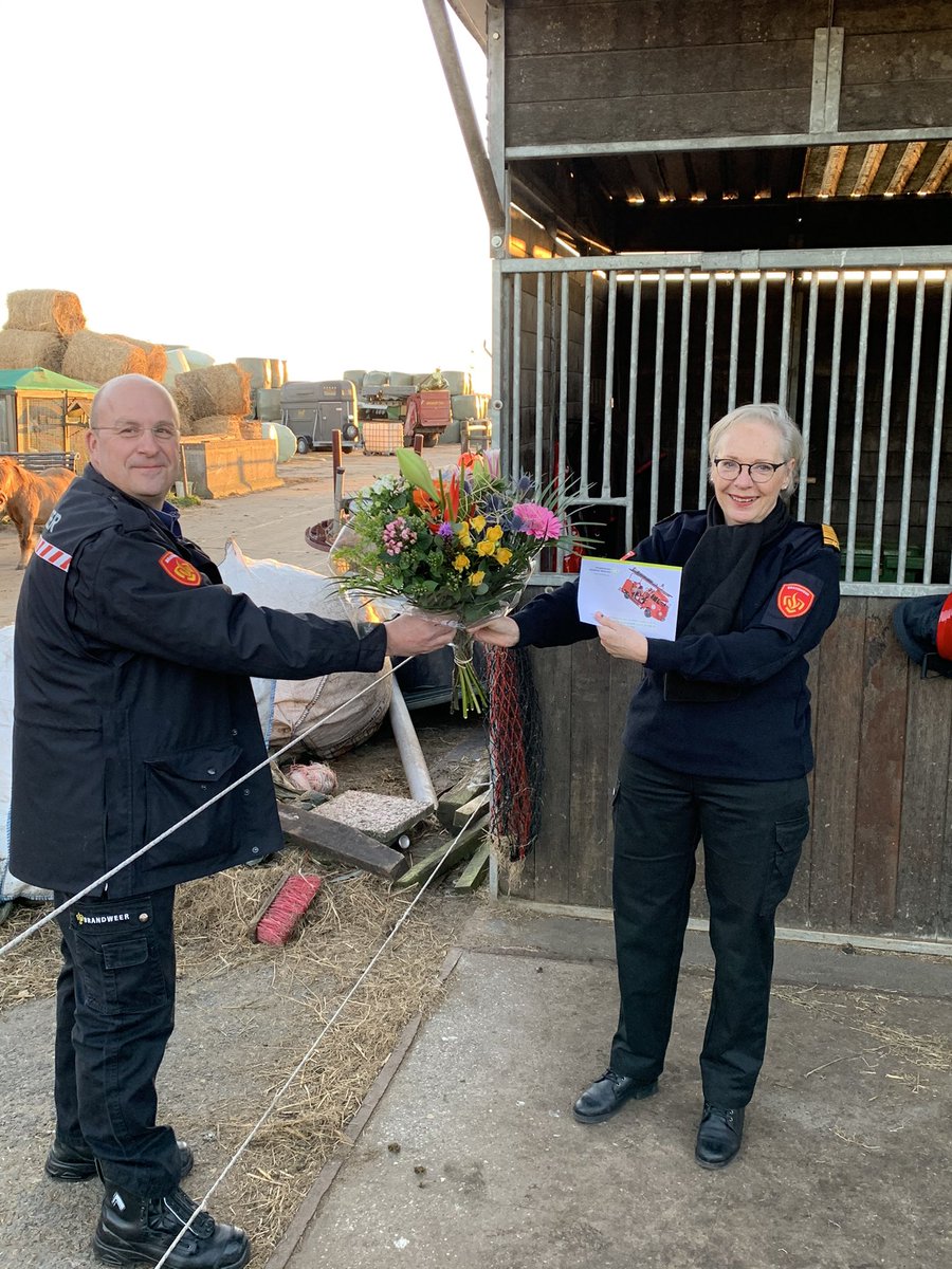 Vanavond aanwezig op de oefenavond van de post Oostzaan. Naast de oefening ook <a href="/HildaRaasing/">Hilda Raasing</a> envelop overhandigd. Deze kreeg ze uit handen van de Poco ihkv haar afscheidstour. Per 1 juli neemt Hilda afscheid en voor die tijd brengt ze de posten in <a href="/VrZW/">Veiligheidsregio Zaanstreek-Waterland</a> nog een bezoek.