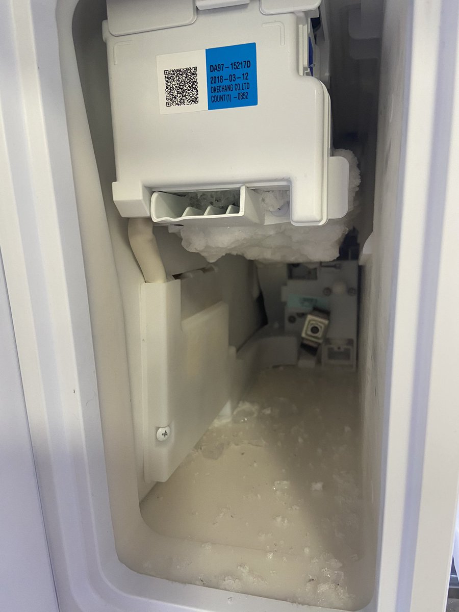 lkgap's tweet photo. @SamsungSupport Why is my ice maker constantly freezing over (and not make ice cubes)? https://t.co/5MOGg1IypE