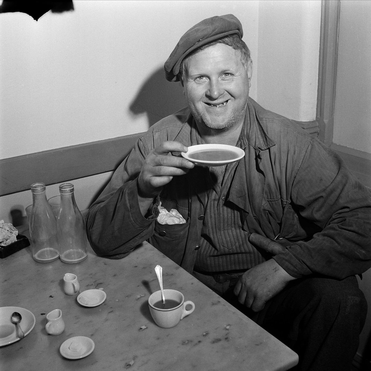 allmogens's tweet image. 1947: Göteborg. Kaffe på fat! Så drack också min morfar Arvid (1922-2011) sitt kaffe. Med en sockerbit mellan läpparna. Ett knep för att få i sig kokkaffet fort utan att bränna sig! Foto: K W Gullers / @nordiskamuseet (CC BY-NC-ND)
