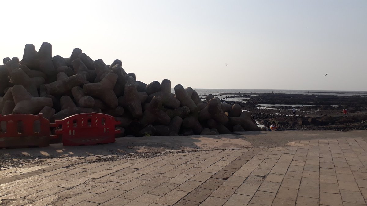 ThakkarKalpana's tweet photo. #OnceUponATimeInMumbai
There exists⁉️⁉️🤔😥😔
#BeautifulSeaShore
#MumbaisCoastalBeauty
#BandraPromenade
#HugeTetrapods
I'm clueless 🤔 Is it to save fr high tide or this sight also going to vanish lik #BarricadedCarterRoadPromenade for #CoastalRoadProject https://t.co/JIX7cLhbIu