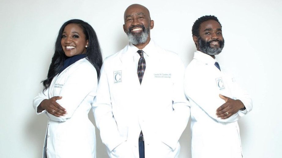 OfficialOPPF's tweet image. Dr. Charis Chambers &amp;amp; her brother, Bro. Dr. Wesley Chambers ('16 ΛI) recently took sibling goals to the next level! The two recently partnered up to perform a laparoscopic hysterectomy. Their father, Bro. Dr. Crandall Chambers ('80 Ψ) is a doctor too! #OmegaPsiPhi